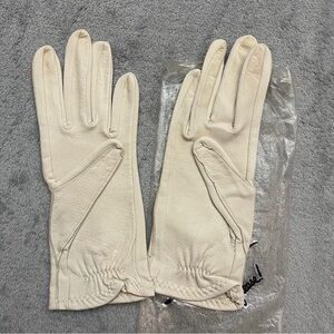 Vintage Van Raalte Elegant White Deer Leather Gloves Made In USA.